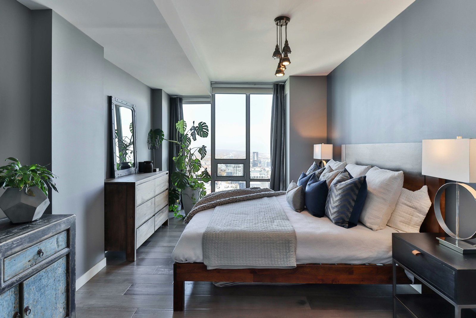 Bettfüße stehen auf Laminatboden im Schlafzimmer