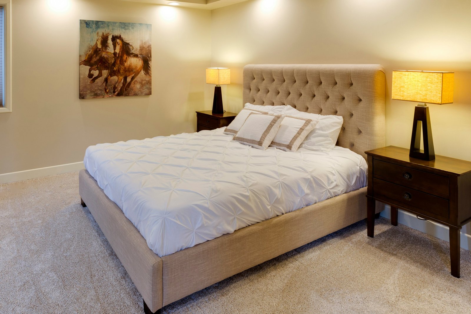 Person dreht sich nachts im Bett