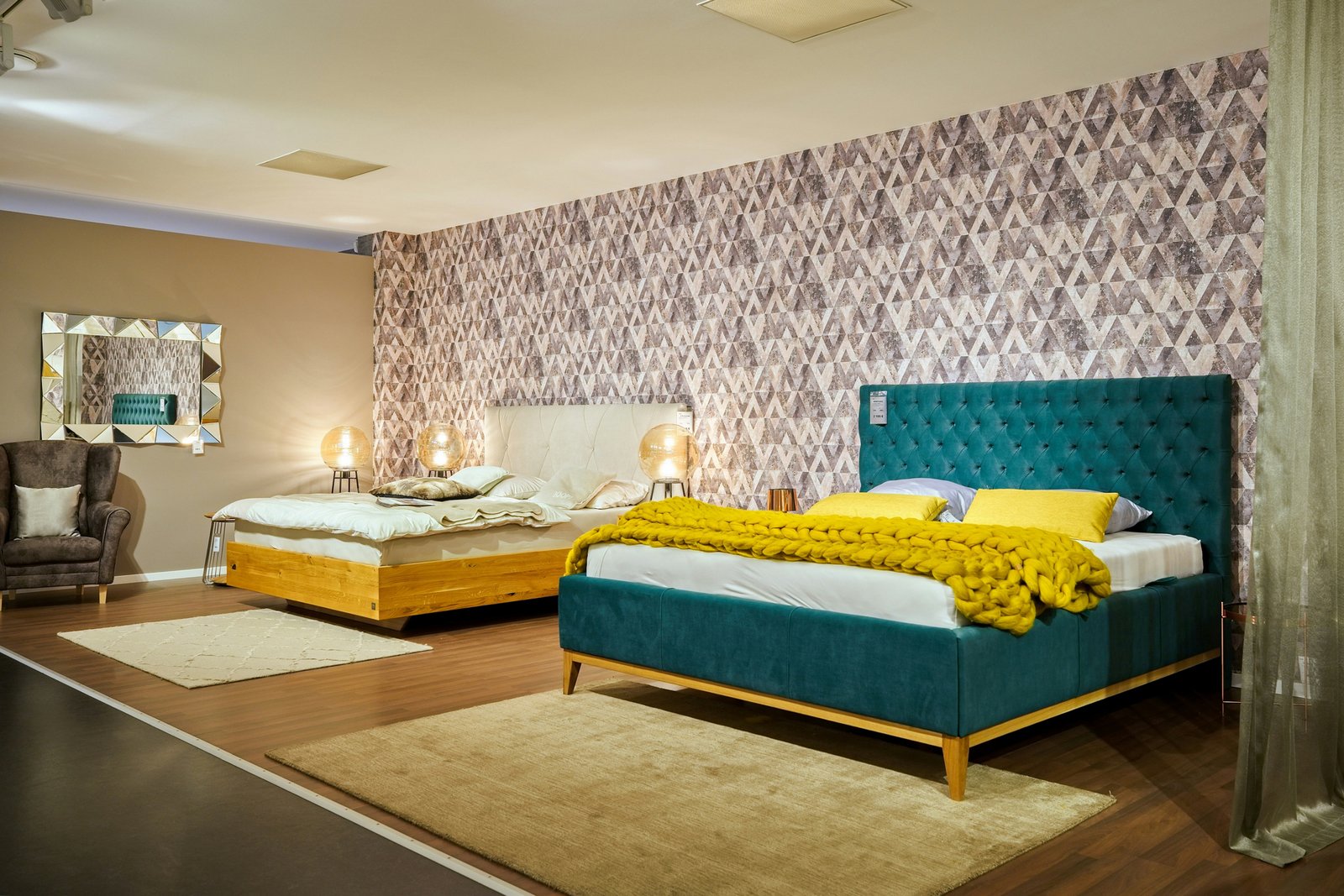 Person dreht sich in einem Bett mit Holzrahmen