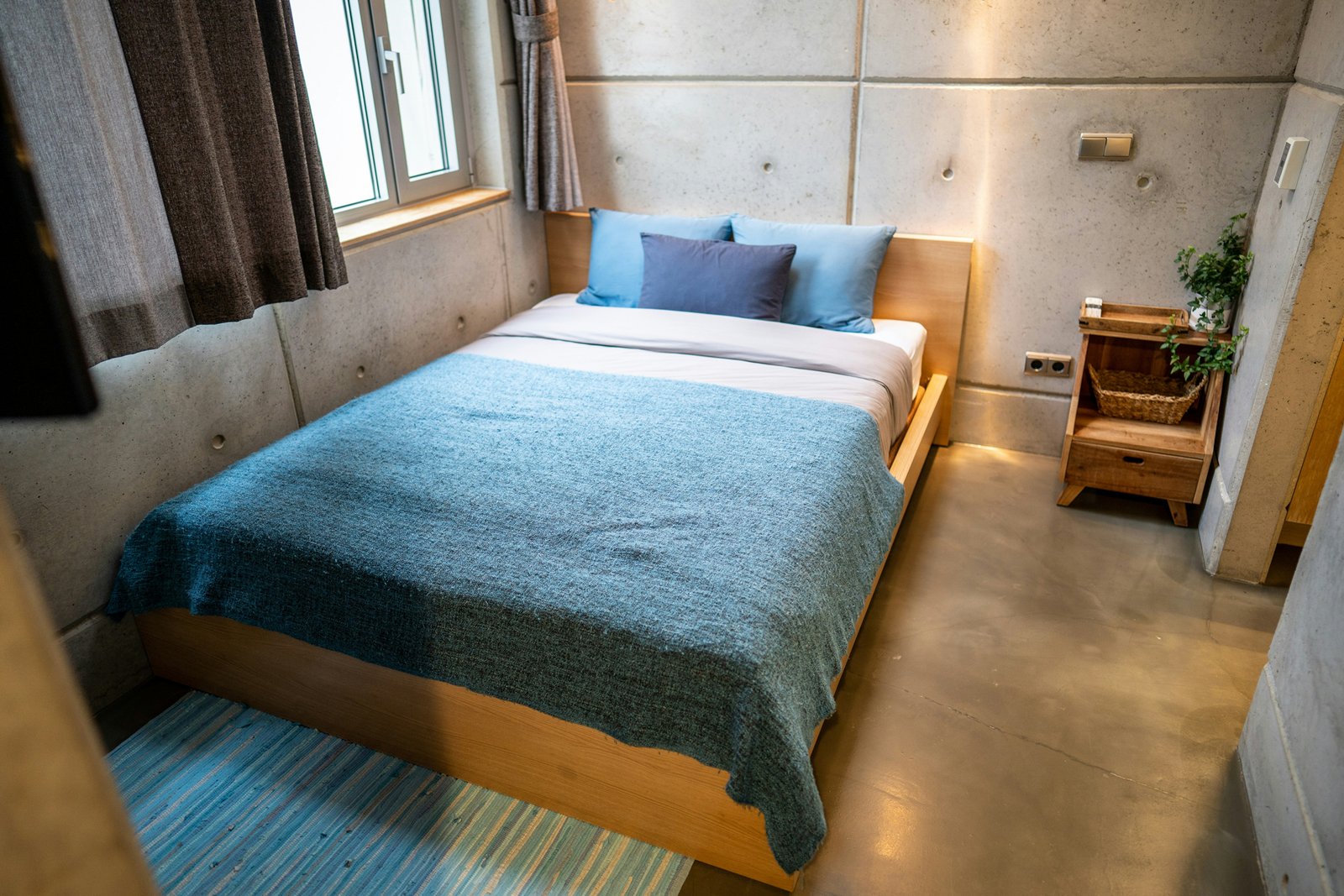 Person bewegt sich in einem Bett mit Holzgestell