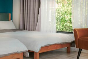 Bettfuß mit Filzgleiter auf Holzfußboden