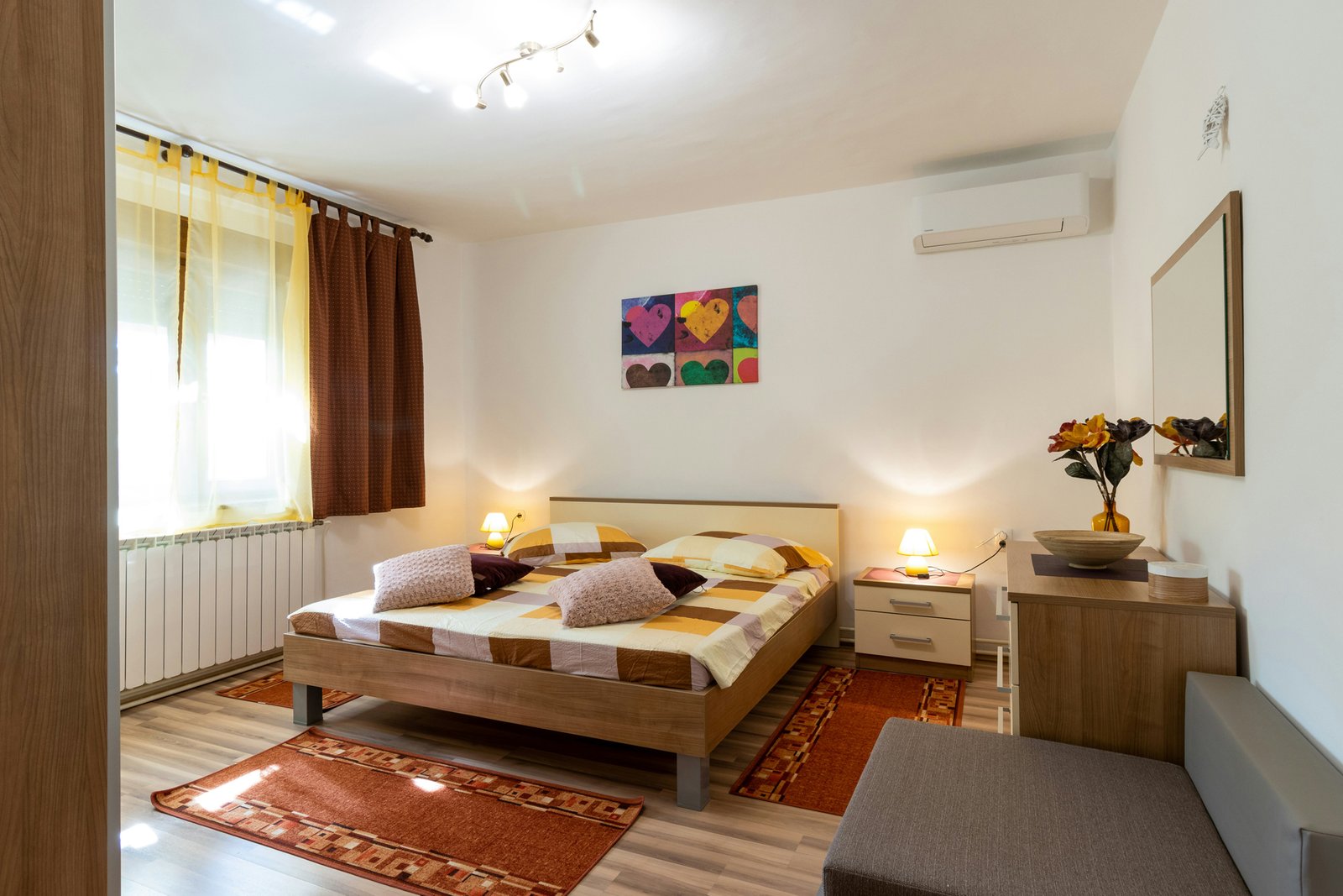 Neues Bettgestell mit Matratze im Schlafzimmer